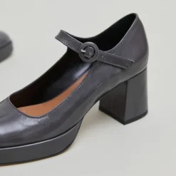 Babies à talons et brides uniques