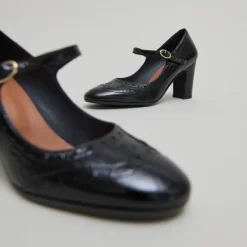 Babies à talons et détails perforés