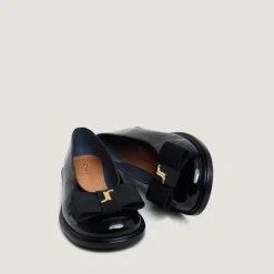 Ballerines à bouts ronds et monogrammes