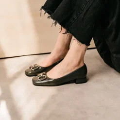 Ballerines à talons et boucles argentées