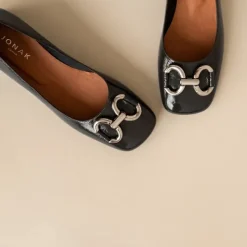 Ballerines à talons et boucles argentées