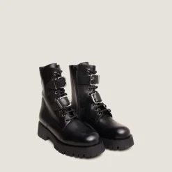 Boots à boucles métalliques