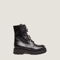 Boots à boucles métalliques