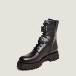 Boots à boucles métalliques