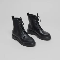 Boots à lacets et semelles crantées
