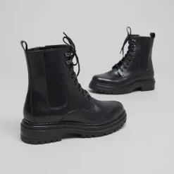 Boots à lacets et semelles crantées