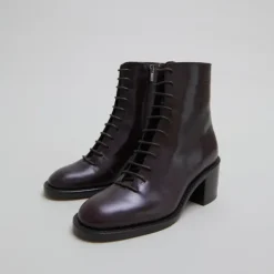 Boots à lacets et talons débordants