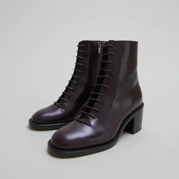 Boots à lacets et talons débordants