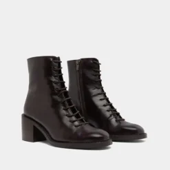 Boots à lacets et talons débordants