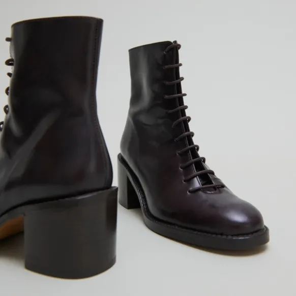 Boots à lacets et talons débordants