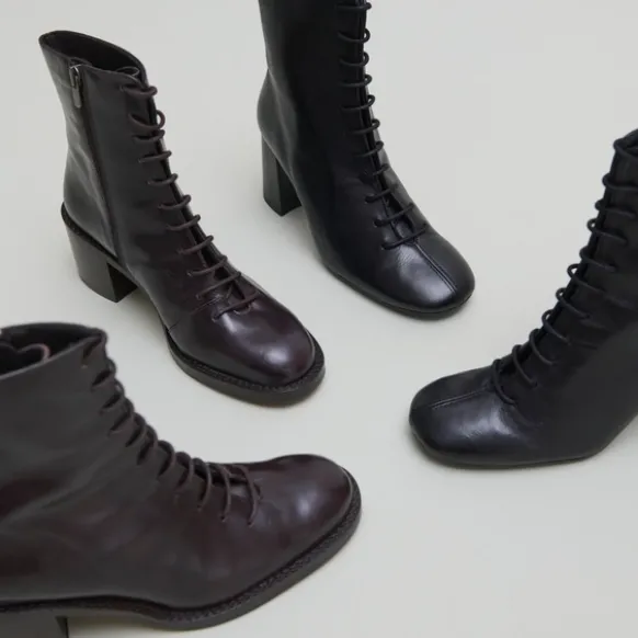 Boots à lacets et talons débordants