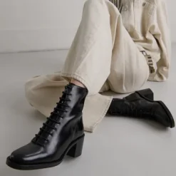 Boots à lacets et talons débordants