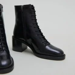 Boots à lacets et talons débordants