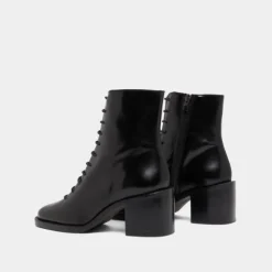 Boots à lacets et talons débordants