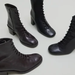 Boots à lacets et talons débordants
