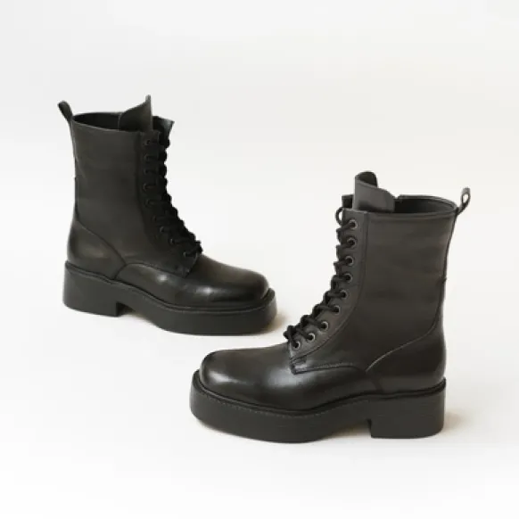 Boots à lacets, plateformes et bouts carrés