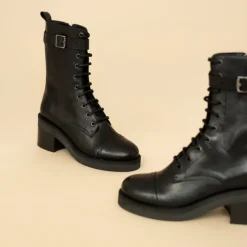 Boots à lacets, talons et détails argentés