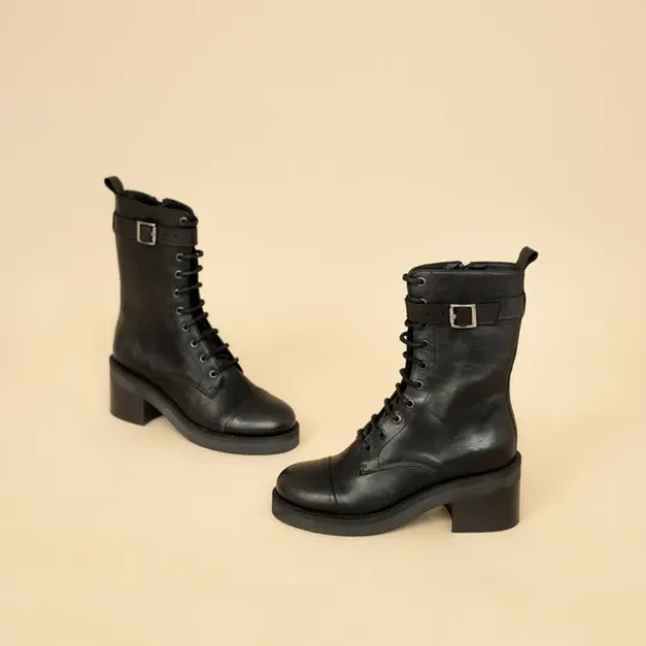 Boots à lacets, talons et détails argentés