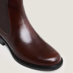 Boots à élastiques et bouts ronds.