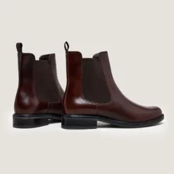 Boots à élastiques et bouts ronds.