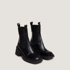 Boots à élastiques et semelles crantées....