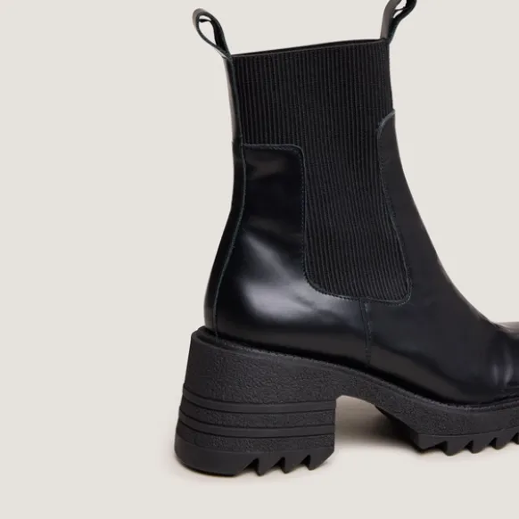 Boots à élastiques et semelles crantées....