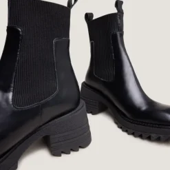 Boots à élastiques et semelles crantées....