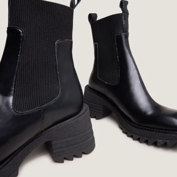Boots à élastiques et semelles crantées....