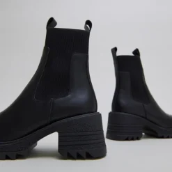 Boots à élastiques et semelles crantées....