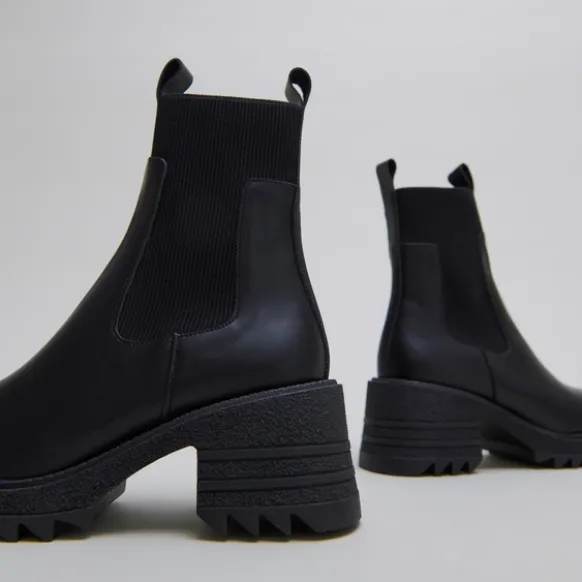 Boots à élastiques et semelles crantées....