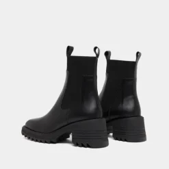 Boots à élastiques et semelles crantées....