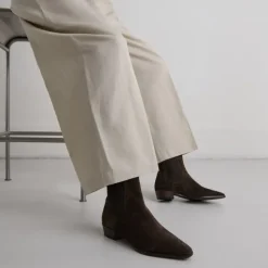 Boots à légers talons biseautés et bouts pointus