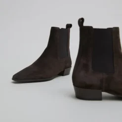 Boots à légers talons biseautés et bouts pointus