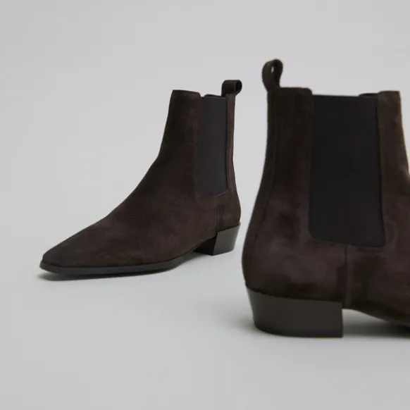 Boots à légers talons biseautés et bouts pointus
