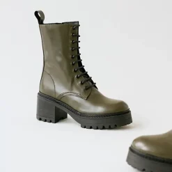 Boots à plateformes et lacets