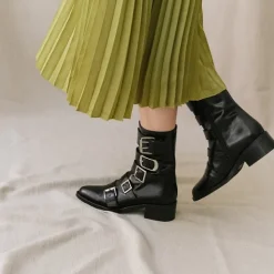 Boots à sangles et bouts pointus