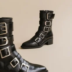 Boots à sangles et bouts pointus
