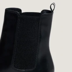 Boots à semelles crantées et bouts ronds...