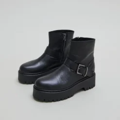 Boots à semelles crantées et boucles