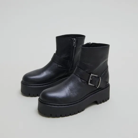 Boots à semelles crantées et boucles
