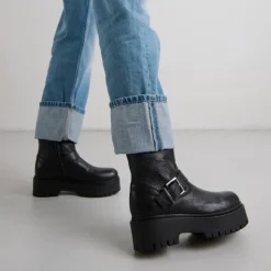 Boots à semelles crantées et boucles