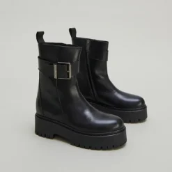 Boots à semelles crantées et boucles