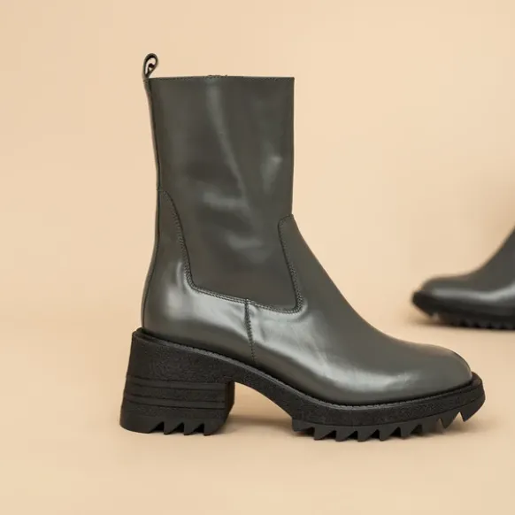 Boots à talons et semelles crantées