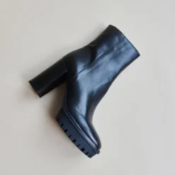 Boots à talons et semelles crantées