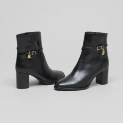 Boots à talons haut et charms dorés