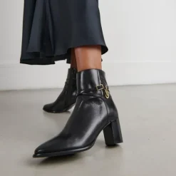 Boots à talons haut et charms dorés