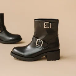 Boots à talons, semelles crantées et détails boucles argentées