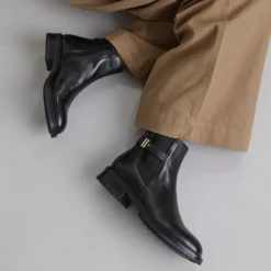 Boots basses à talons crantés