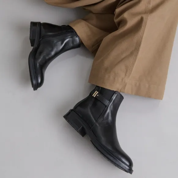 Boots basses à talons crantés