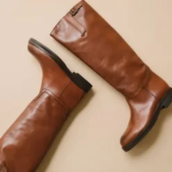 Bottes à boucles argentées